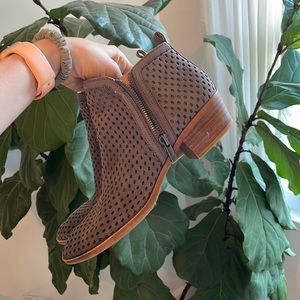 💫 2 for $20 Lucky brand suede cut out double zipper ankle boots 8.5